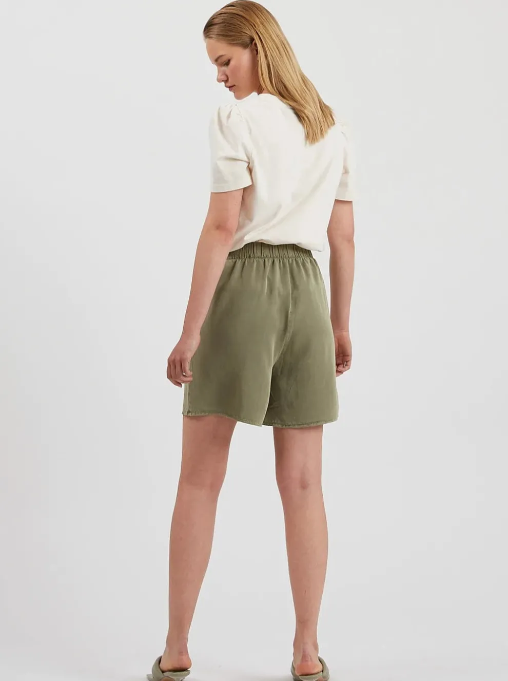 MINIMUM Short Acazio